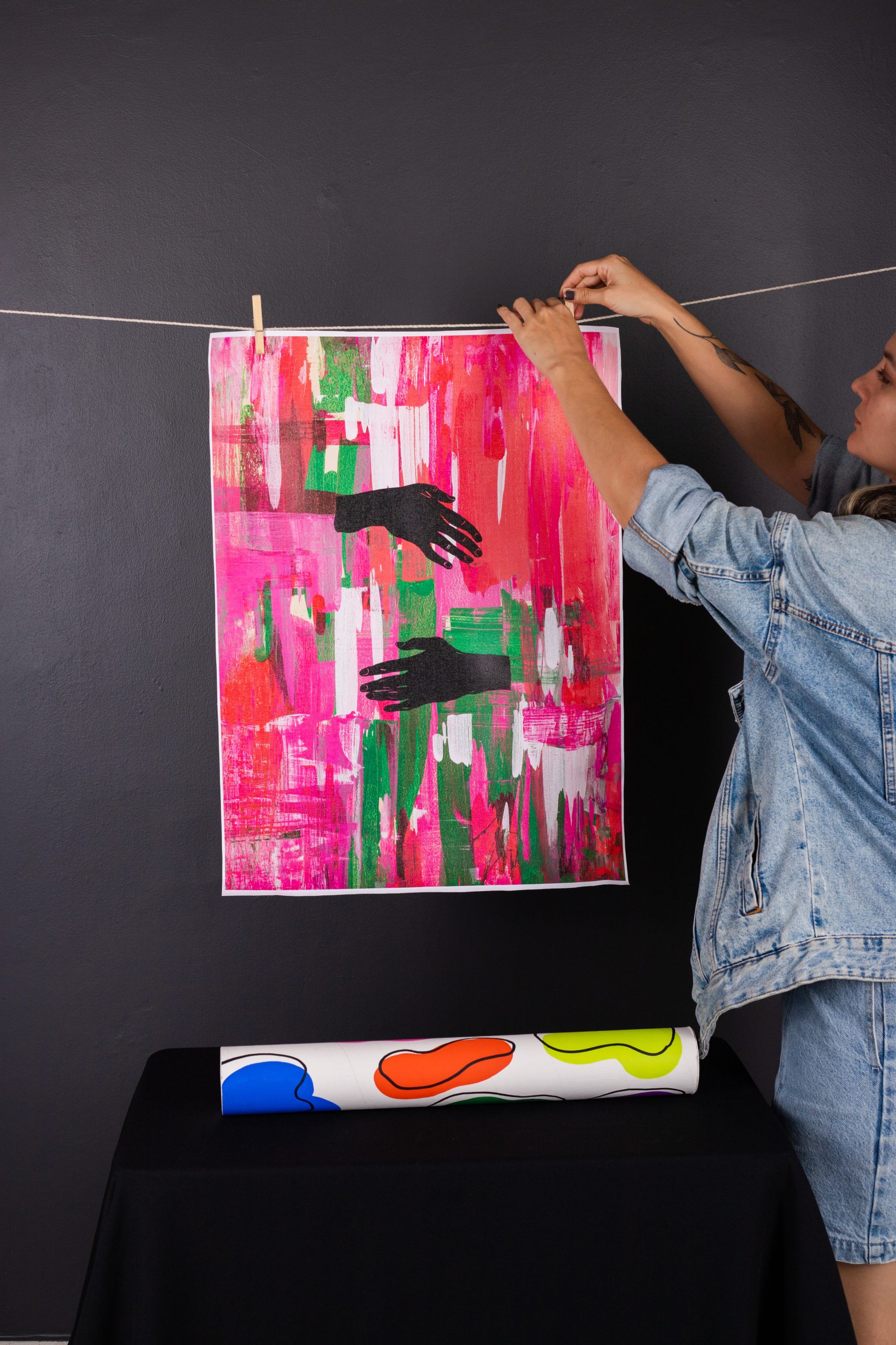 " ABRAZO" Reproducción impresa sobre lienzo 50X70cm - Imagen 2